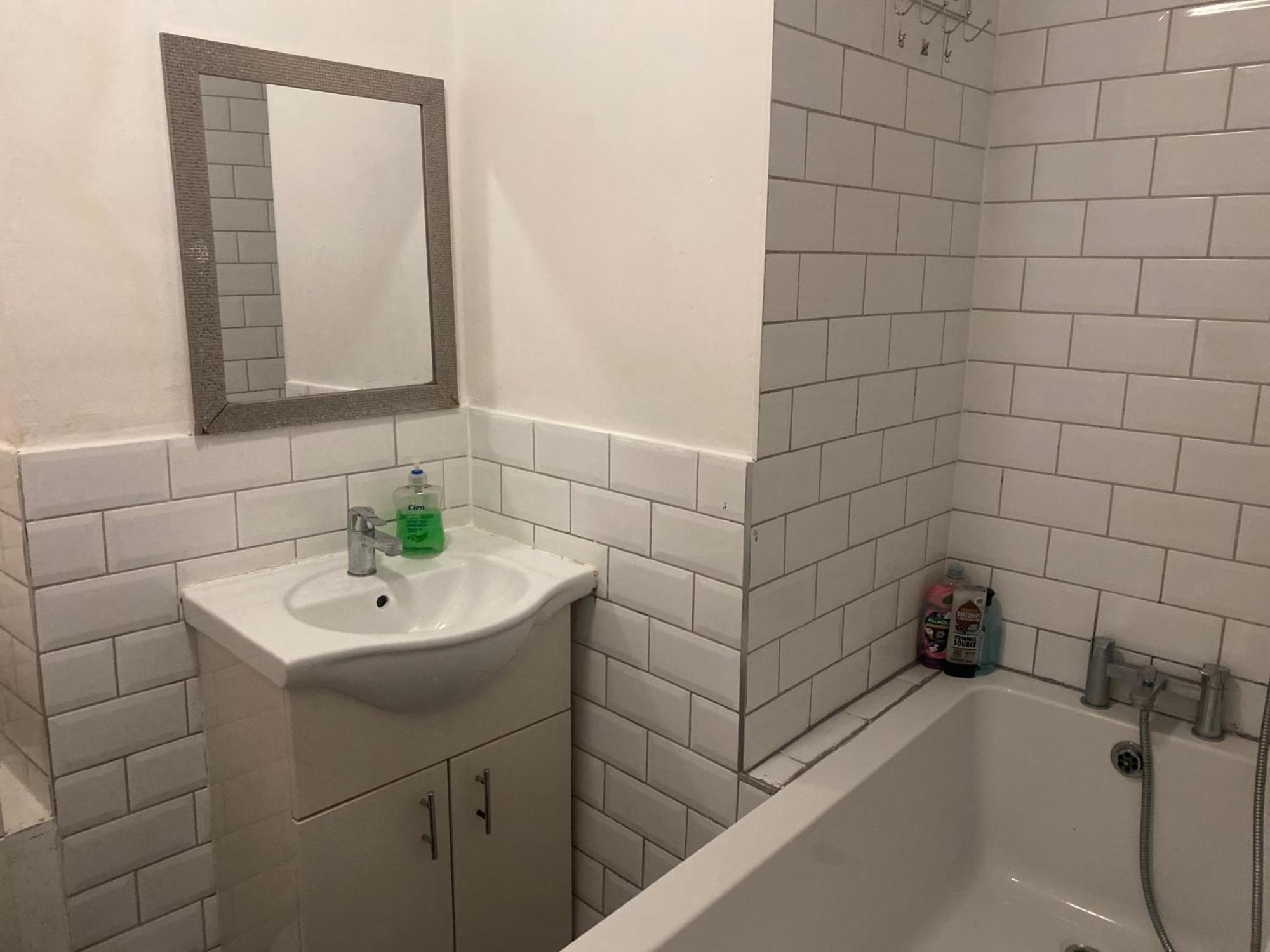 Luxury With 3 Bedrooms * London